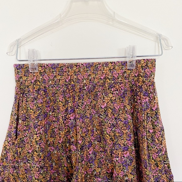 H&M Divided Floral Print Shorts. Size 4 - Picture 2 of 6